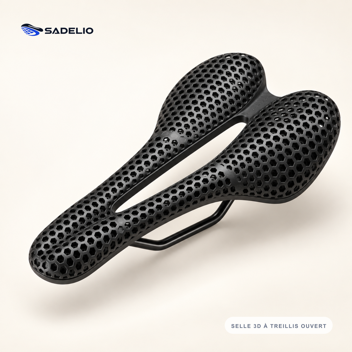 Selle Sadelio 3D noire à treillis ouvert, vue produit trois-quarts sur fond ivoire