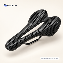 Selle Sadelio 3D noire à treillis ouvert, vue produit trois-quarts sur fond ivoire