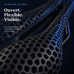 Gros plan du treillis alvéolé ouvert et flexible de la Selle Sadelio 3D